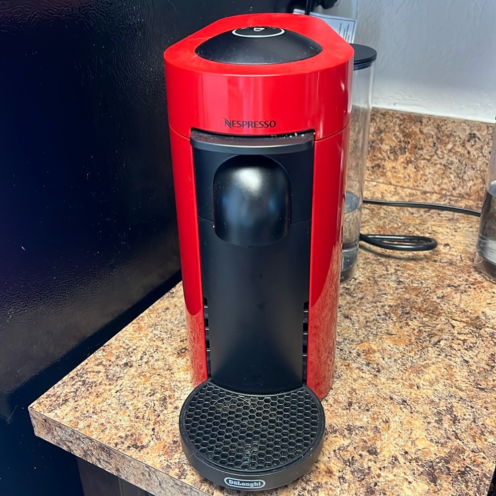 NESPRESSO DELONGHI VERTUO PLUS COFFEE AND EXPRESSO MACHINE